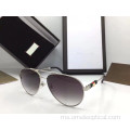 Lelaki Memakai Sunglasses Cat Eye Shaped